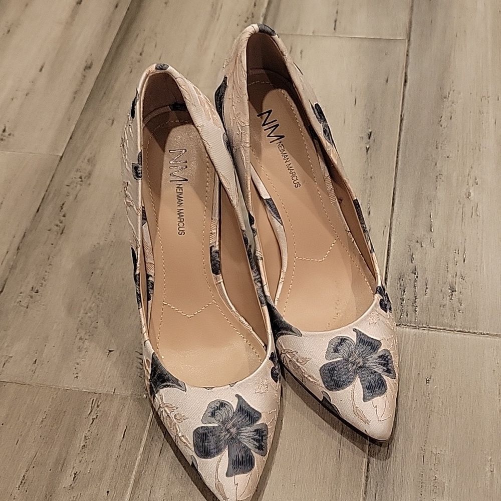 NM Neiman Marcus classic heels size 7M - Picture 4 of 5
